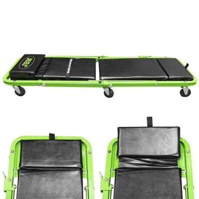 Cama de mecânico em metal verde com almofadas pretas e rodas