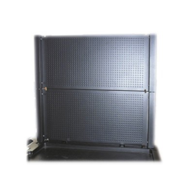 Painel metálico preto perfurado com estrutura e base com rodas