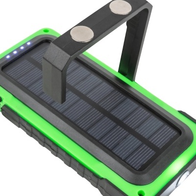 Carregador portátil com painel solar verde e preto com alça e luz LED