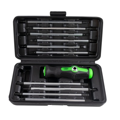 Conjunto de ferramentas com chaves de fendas e pega preta e verde numa caixa preta.