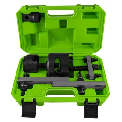 Conjunto de ferramentas metálicas numa mala verde