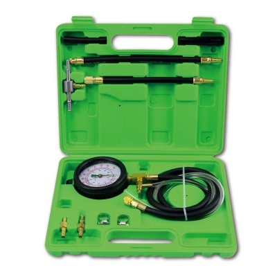 Conjunto de ferramenta com manómetro, mangueiras e adaptadores numa caixa plástica verde