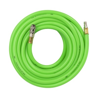 Mangueira verde fluorescente enrolada com conectores metálicos