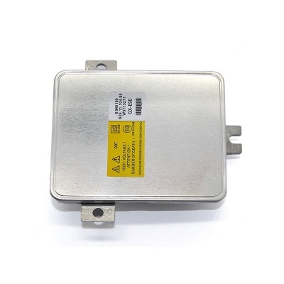 Módulo eletrónico metálico retangular com etiquetas e fundo branco