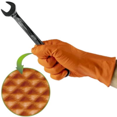 Mão com luva laranja segurando chave inglesa preta sobre fundo branco