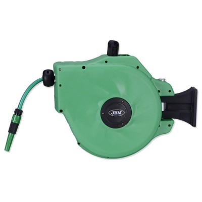 Carretel verde de mangueira com etiquetas JBM e partes pretas