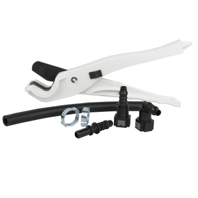 Conjunto de ferramentas com pinça branca, mangueira preta, abraçadeiras metálicas e conectores pretos