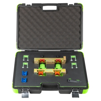 Estojo preto com peças metálicas e plásticas coloridas organizadas em espuma interior