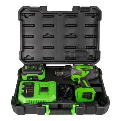 Conjunto de ferramenta elétrica com chave de impacto, baterias e carregador numa mala rígida preta