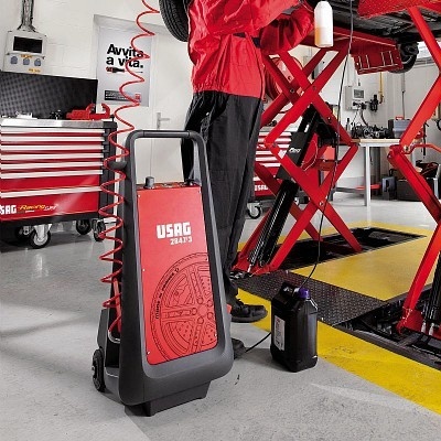 Carro de oficina USAG 294T3 preto e vermelho em oficina próxima a plataforma hidráulica