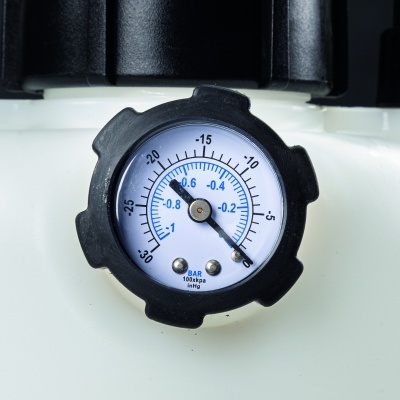 manómetro redondo com escala em bar e aro preto dentado