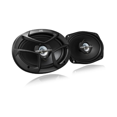 Altifalantes JVC pretos com grelha protetora e texto JVC