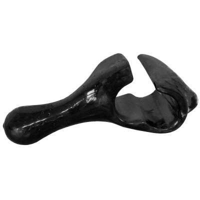 Objeto preto alongado e curvo sobre fundo branco