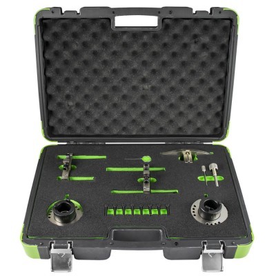 Mala preta e verde com conjunto de ferramentas metálicas em interior de espuma preta