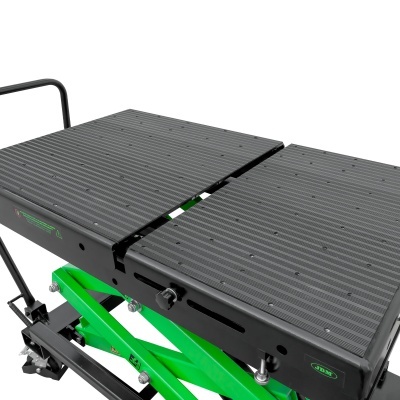 Mesa elevatória de duas placas pretas com estrutura verde e preta