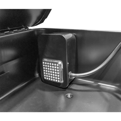 Dispositivo preto com grelha branca em compartimento preto