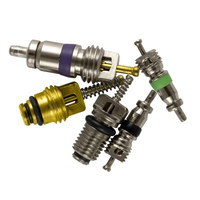 Peças metálicas e plásticas coloridas, com molas e anéis de vedação