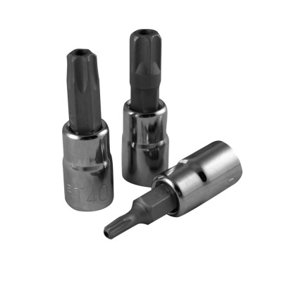 Três soquetes de ferramentas metálicas prateadas com pontas pretas em fundo branco