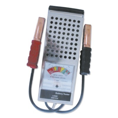 Tester de baterias com cabos vermelho e preto e medidor analógico.