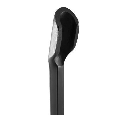 Ferramenta metálica preta com ponta afiada e curva sobre fundo branco