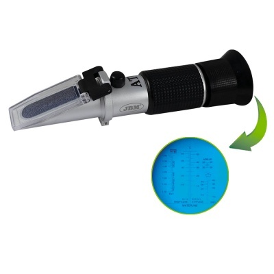 Refratómetro portátil com cabo preto e corpo prateado com tampa transparente.