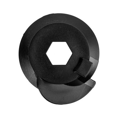 Ferramenta circular preta com abertura hexagonal e aba curva.