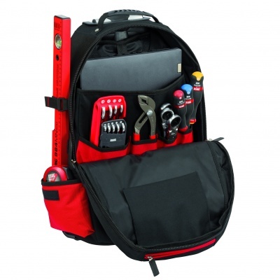 mochila preta e vermelha com ferramentas organizadas