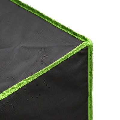 tecido preto com bordas verdes e costura visível