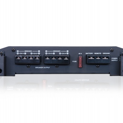 Amplificador de áudio com terminais de saída para colunas e conetores de alimentação numa estrutura metálica preta.