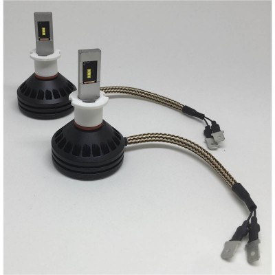 Dois pares de lâmpadas LED para carro com fios trançados.