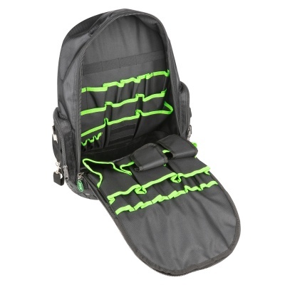 Mochila preta aberta com compartimentos verdes organizadores