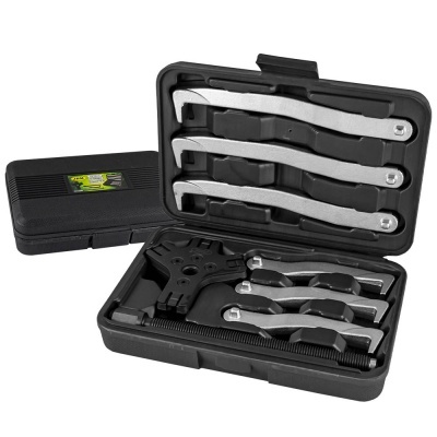 Conjunto de ferramentas para puxar polias em caixa preta aberta com ferramentas metálicas