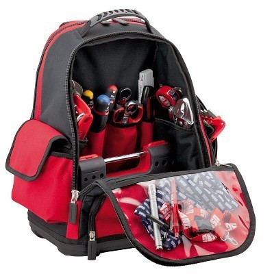 Mochila vermelha e preta para ferramentas com vários compartimentos e ferramentas visíveis.