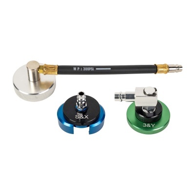 Conjunto de acessórios metálicos com mangueira preta e conectores coloridos