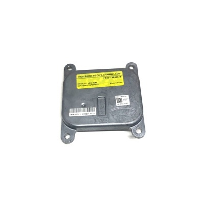 Peça eletrónica cinza escuro com etiquetas e fundo branco