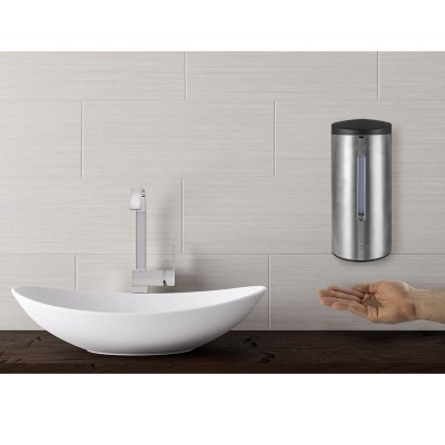 Dispenser automático de sabonete em inox escovado na parede junto a pia branca e torneira prateada