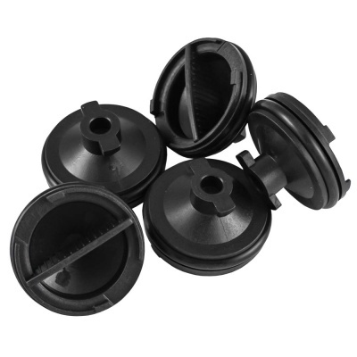 Cinco tampas de borracha preta redondas com ranhuras internas