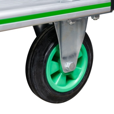 Roda verde e preta fixada a estrutura metálica prateada