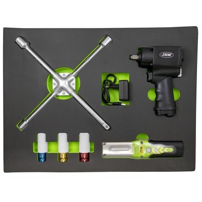 Conjunto de ferramentas com chave cruzada, pistola de impacto, soquetes, carregador e lanterna em estojo preto e verde