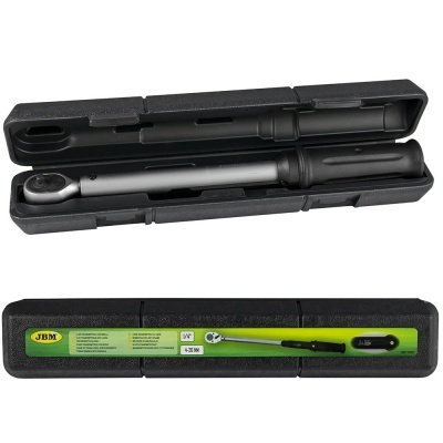 Chave dinamométrica metálica cinza com cabo preto numa caixa preta com rótulo verde e amarelo