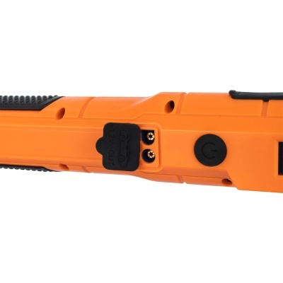 Ferramenta elétrica portátil laranja com botão power e conector de dois pinos