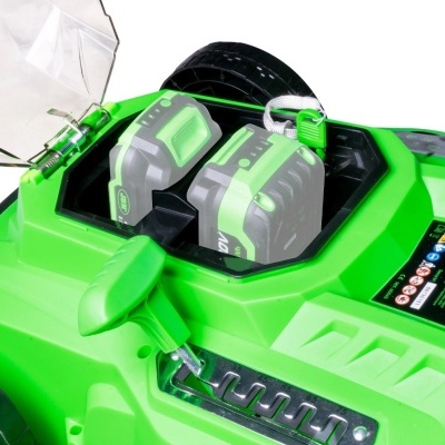 Cortador de relva elétrico verde com compartimento de baterias aberto e alavanca de ajuste