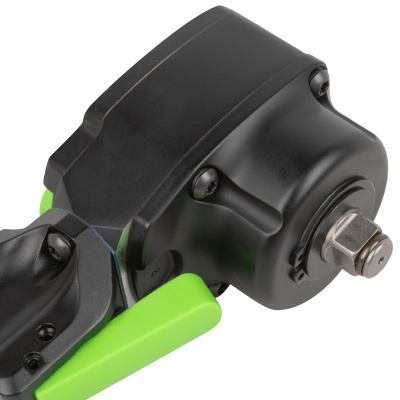 Ferramenta preta e verde com parafuso metálico na extremidade