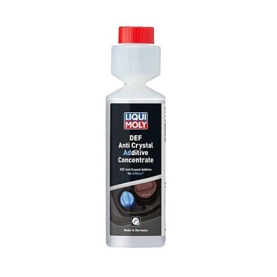 Frasco branco de plástico com tampa vermelha de aditivo Liqui Moly