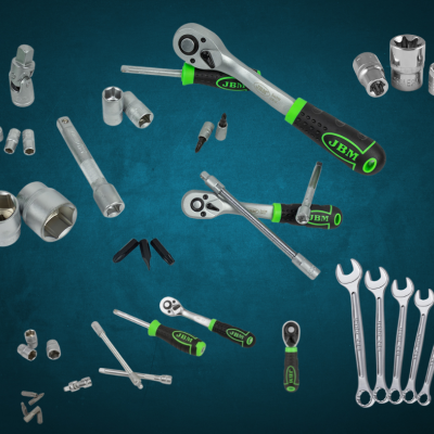 Conjunto de ferramentas de metal com cabos verde e preto da marca JBM sobre fundo azul.