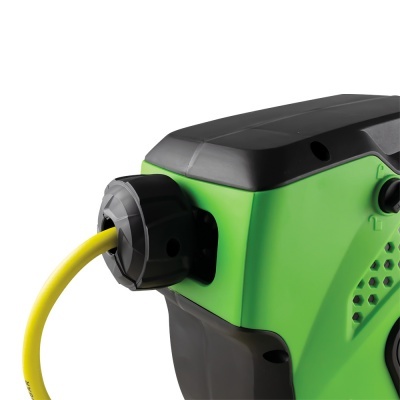 Tomada elétrica verde e preta com cabo amarelo