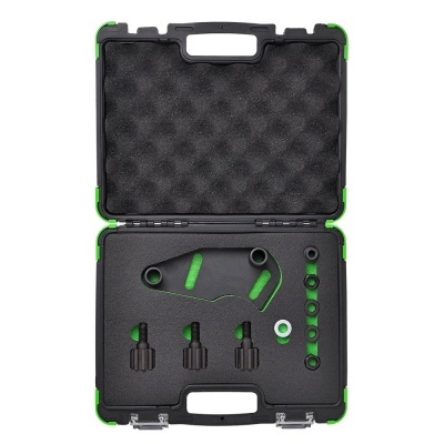 Estojo preto com ferramentas de metal e plástico organizadas