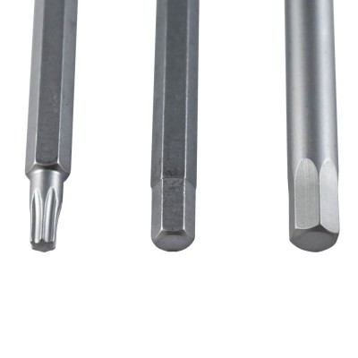 Três pontas de chaves de fendas em metal sobre fundo branco