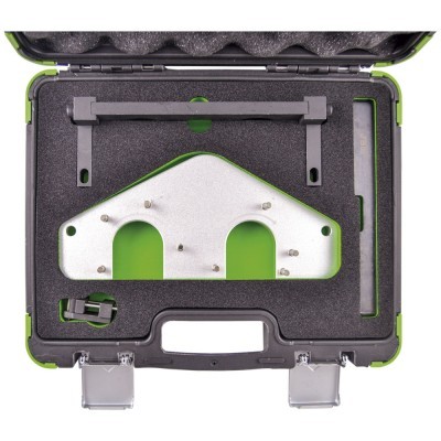 Mala preta com equipamento metálico e peças em espuma acolchoada verde e preta