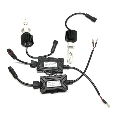 Conjunto de luzes LED para faróis de veículos com dissipadores térmicos e cabos conectores